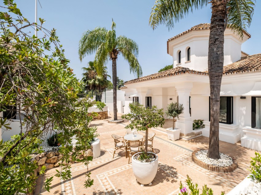 Frontline villa for sale on Aloha Golf in Nueva Andalucía